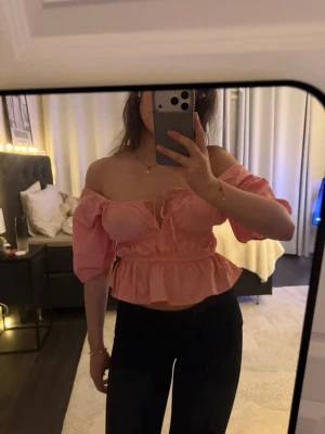 Rosa  blus  - Supersöt rosa  blus med puffiga korta ärmar, från hm strl s🤗🤗