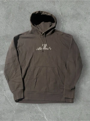 Svart hoodie från Abercrombie | L - Svart hoodie från Abercrombie & Fitch med broderad logga och text på bröstet. Klassisk huva med dragsko och ribbade muddar vid ärmslut och nederkant. Tillverkad i mjukt bomullsmaterial som känns skönt mot huden.