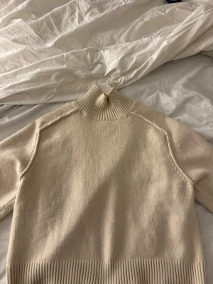 Stickad polotröja  - superfin polotröja från hm