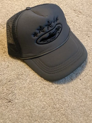 Corteiz keps - Snygg grå corteiz keps och justerbar snapback. Passar perfekt till en varm sommardag! Helt nytt skick.