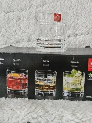 RCR kristallglas för drinkar - Säljer ett set med eleganta kristallglas från RCR, perfekta för cocktails, sprit eller aperitifer. Glasen är genomskinliga med ett stilrent, räfflat mönster och tillverkade i Italien av högkvalitativt kristallglas. Snygg design som passar till alla typer av drycker.