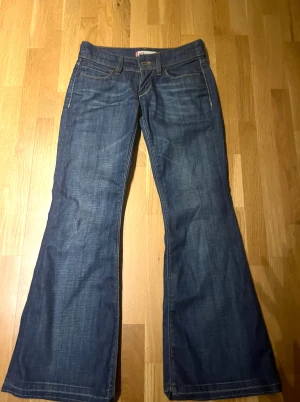 Vintage Levis byxor, bootcut - Köpte dessa på Plick för 600kr, men dom passade tyvärr inte i midjan. Inget tecken på slitage💕skriv gärna om frågor!😊