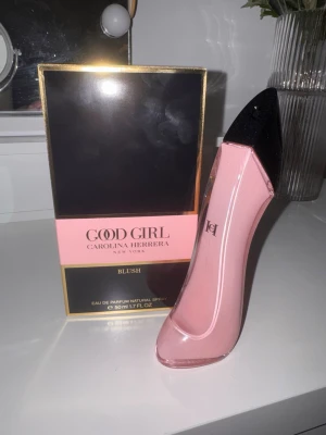 Good Girl Blush parfym 50ml - Good Girl Blush från Carolina Herrera. Nyligen köpt . Och har testat den en gång . Så i stort sett som ny. 🩷