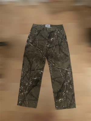 Camo mjukisbyxor från Carhartt - säljer dom här camp soft jeans från carhartt som är baggy/ straight. har andvänt några gånger men är i jätte bra skick. passar jätte bra på mig/ 180 . priset kan diskuteras.