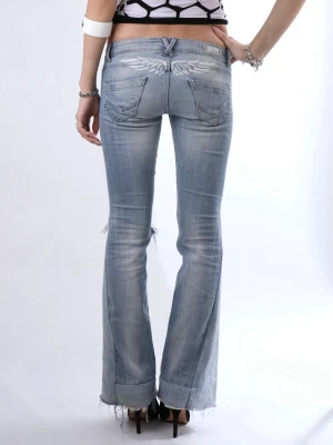 Ljusblå bootcut jeans med slitningar, spets och vingaf - Jättefina och unika lågmidjade jeans med slitningar. Jeansen är bootcut och har fina detaljer.   - Storlek: XS-S - Midjemått: 39 cm - Innerbenslängd: 82 cm - Modellen är 175 cm lång för referens  Jeansen är i jättebra skick och har inga defekter (vad vi märkt)!!  Vid frågor eller funderingar - tveka inte att höra av dig🪽