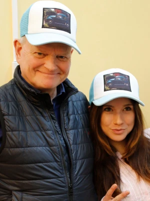 Vit och ljusblå keps med biltryck - Snygg keps i vitt och ljusblått med mesh på sidorna och biltryck! Målet är att alla ska kunna köpa en snygg keps 