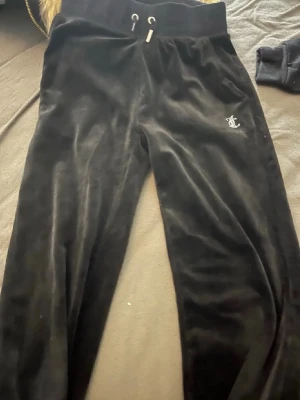 Juicy byxor - Svarta juicy byxor med diamanter på passar även folk som är xs/s