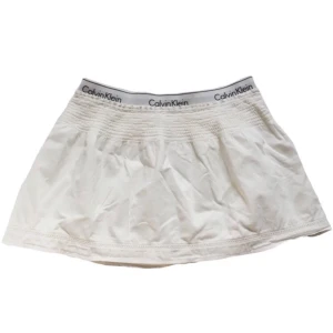 Vit minikjol/ miniskirt, y2k/ cyber/ alt/ coquette/ 2000s/ 2000tal/ 90s/ Calvin Klein  - Söt minikjol med påsydd Calvin Klein kant!