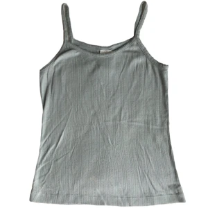 Mönstrad topp/ linne, y2k/ cyber/ alt/ coquette/ pointelle/ 2000tal/ 60tal/ 70tal/ 90tal - Söt ”turkos” hålmönstrad topp! (Obs! Finns några fläckar i fram, se bilder)