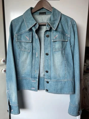 Helt ny Ljusblå med rosa söm   - Jeansjacka från Maria Westerlind med rosa sömdetaljer. Liknar nellys jeans med rosa söm jag passar super fint till allt. Helt ny och passar bra till sommaren🌸