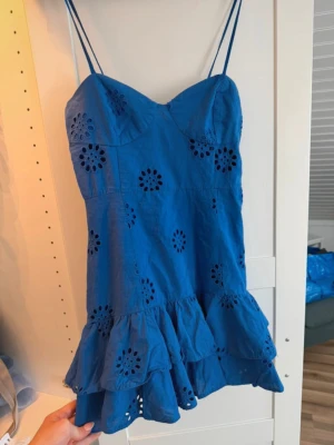 SÖKER - SÖKER denna blå klänningen från zara i storlek xs