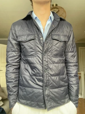 Oscar Jacobson Jacka – Navy – Strl S – Premium  - Stilren lättviktsjacka från Oscar Jacobson. Water repellent + isolerande material. Perfekta vårjackan.                                                                                        • Storlek: S • Skick: Mycket fint • Vattenavvisande • Isolerande • Premiumkvalitet  Perfekt smart casual-jacka.  📦 Skickas samma dag ⚡ Seriösa köpare prioriteras