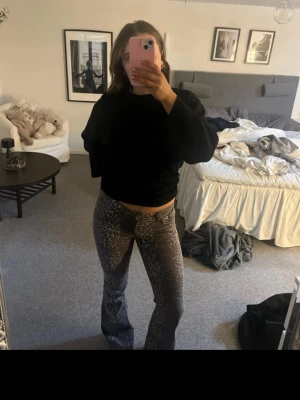  leopardmönstrade jeans - Säljer ett par lågmidjade jeans med leopardmönster. Jeansen har klassisk femficksmodell och normal midja. Snyggt åtsittande passform med raka ben.