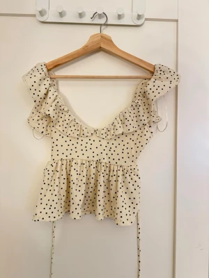 Prickig volangblus från Gina Tricot - Supersöt blus från Gina Tricot! perfekt till sommaren💓