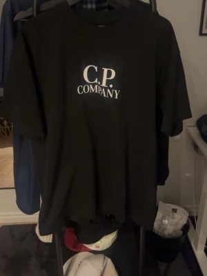 C.P company t shirt  - Köpte denna c.p company tröja på Plick för ett tag sen, tröjan är tyvärr inte äkta därav att jag säljer den.  Tröjan är i storlek XL och ser äkta ut. Skriv vid frågor eller funderingar!