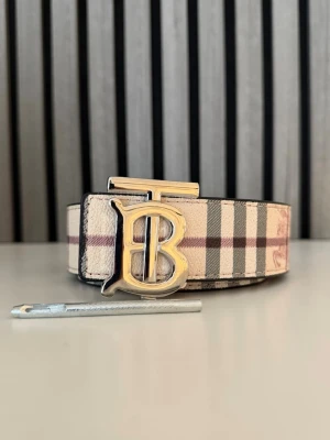 Två sidig bälte  - Två sidig bälte som passar bra med olika outfits. Perfekt accessoar för att lyfta din outfit. Bra kvalitet med bra detaljer! Rekommenderar till dig som har en liten mindre budget:) 