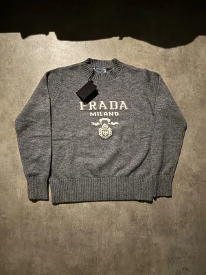 Grå stickad tröja från Prada - Helt ny. Hör av vid minsta fundering 💫