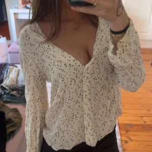 Prickig blus  - Jättesöt blus i fint skick!