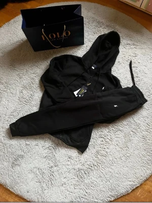 Svart  Polo Ralph Lauren set - Svart set från Polo Ralph Lauren, är storlek S men passar M. gjort i mjukt material för maximal komfort. Perfekt för en chill och stilren look.