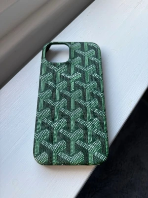 Mobilskal  - Ett grönt mobilskal, helt oanvänt. Mobilskalet är för iPhone 13/14. Skriv gärna för fler bilder eller information!😁