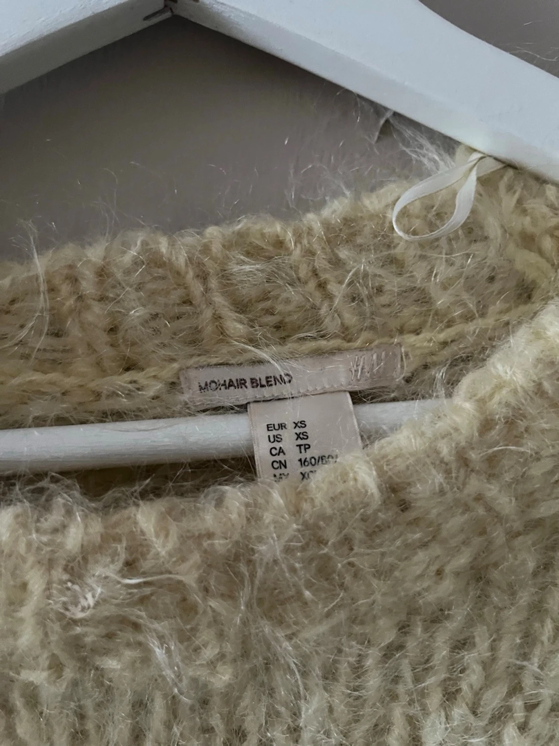 Gul fluffig stickad tröja - 4