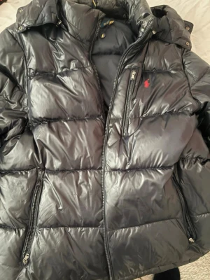 Svart pufferjacka från Polo Ralph Lauren - Säljer en svart pufferjacka från Polo Ralph Lauren glozzy.
