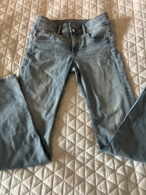 Ljusblå bootcut jeans - Säljer ett par ljusblå bootcut jeans med låg midja.  De är smått slitna längst det på byxorna (se på femte bilden) men det är knappt något som märks av. Pris går att diskutera☺️