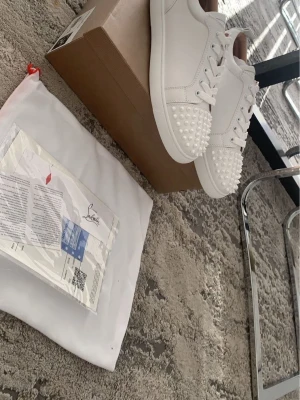 Loubs vita - Ingen box ingår