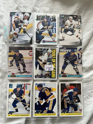 Samling NHL hockeykort St. Louis Blues - Säljer en samling med nio olika NHL hockeykort med spelare från St. Louis Blues. Korten har färgbilder på spelarna i matchställ, vissa med actionbilder och statistik på baksidan. Perfekt för dig som gillar hockey eller samlar på sportkort. Korten är från ungefär 1990