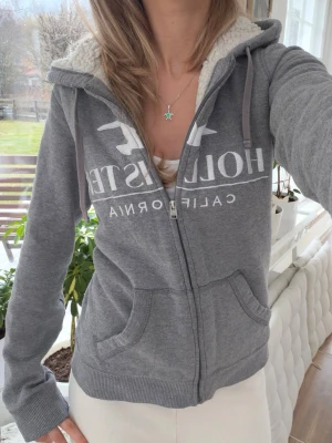 Hollister zip med foder  - Storlek S. Skickas inom 24h. Se liknande plagg i min profil! 