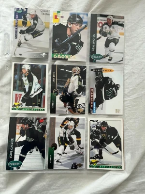 Samling hockeykort Dallas Stars - Samling med hockeykort från Dallas Stars, flera spelare och olika årgångar. Kort i plastficka, motiv i färg med spelare i matchställ. Perfekt för dig som gillar NHL och samlar på sportkort.