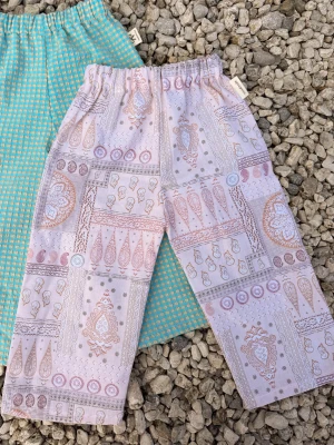 Barnbyxor bohemiska  - Byxor som jag sytt helt själv!😊 Passar 18-24m/92. Finns fler byxor och andra kläder på min hemsida EmanuelDsgn.com!  Allt är handgjort🫶🏻 Skriv om ni önskar annan strl