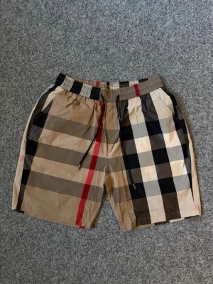 Bberry beige shorts - Size M, true to size. As new