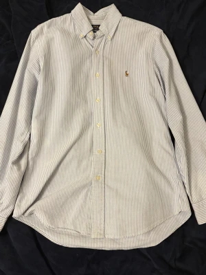 Randig Ralph lauren skjorta - Säljer en randig Ralph Laurie skjorta. Det finns inga defekter och skicket är 9/10. 