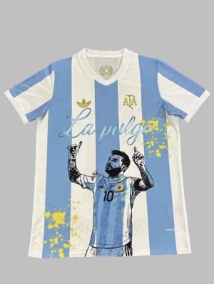 Argentina La Pulga tröja - Snygg fotbollströja i Argentinas klassiska blåvita ränder med tryck av 'La Pulga' och illustrationer av Messi med nummer 10. Guldiga detaljer, AFA-logga och Adidas-märke. Baksidan har texten 'LEO MESSI' och en ikonisk bild. Perfekt för fans! Du kan bestämma vilken storlek du vill ha!!! Det kan ta upp till 15-20 dagar till att tröjan är framme!!!