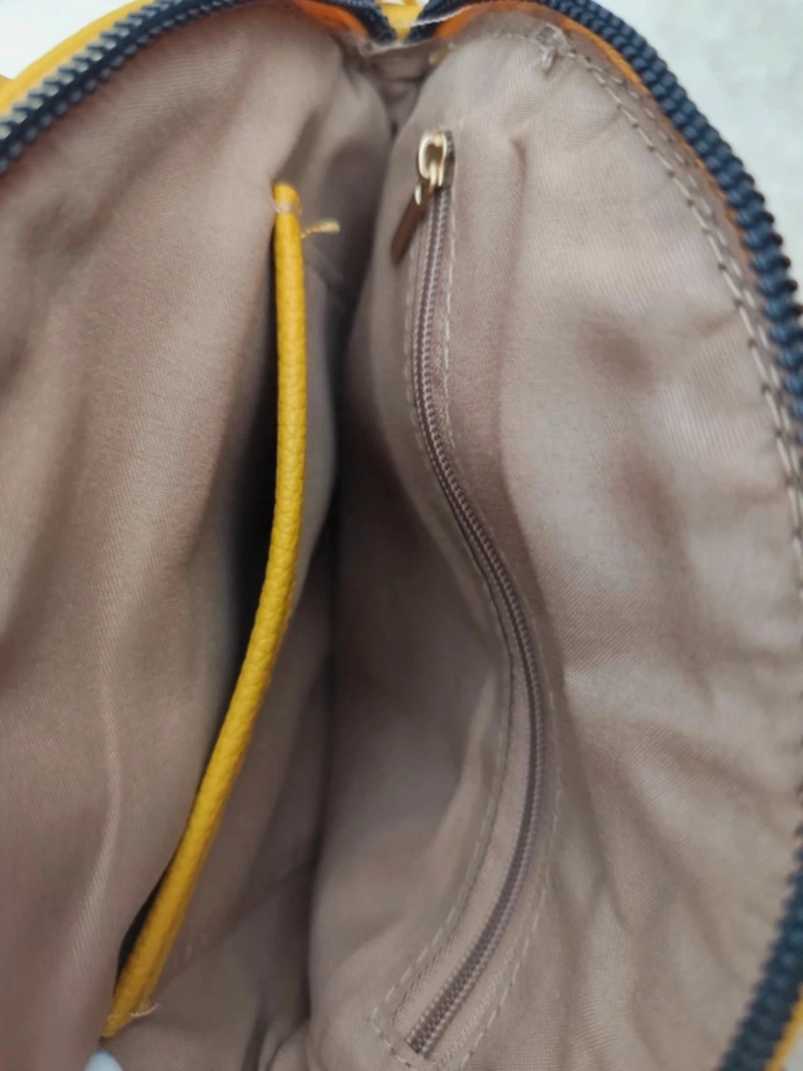 Gul axelväska med blomdetalj - 2