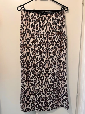 Leopard kjol strl XS - Leopard mönstrad kjol strl XS från Gina Tricot. Längd ca 81-82 cm. Helt ny.