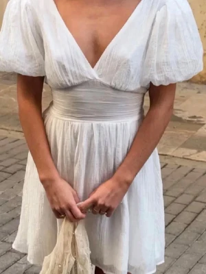 Studentklänning - Säljer min studentklänning från förra året. Endast använd 1 gång och är fortfarande i nyskick. Har inga bra bilder från studenten där man ser klänningen särskilt bra så skriv så fixar jag nya bilder om de behövs. Tror den köptes för runt 700kr.