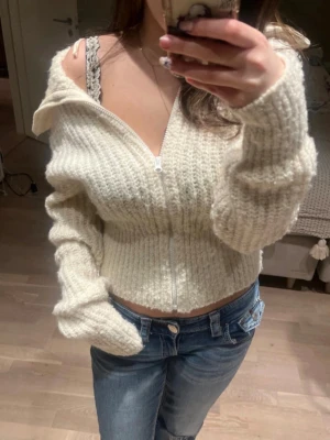 Mysig stickad kofta - Jätte mysigt kofta från & other stories🫶 Är i xs men passar även s💕