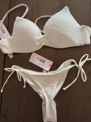 Bikini set - Helt nytt super fint bikini set från Nelly i storlek 75C och XS, säljer då de tyvärr inte kommit till användning💕Alla lappar och skydd finns kvar! Nypris 279+229