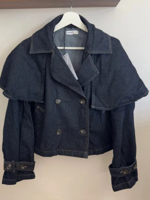 Denim trenchcoat  - Helt ny denim trenchcoat från Gina Tricot i storlek S💕