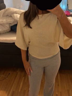 Beige lös poncho med vida ärmar - Snygg beige poncho med lös passform och vida trekvartsärmar. Från Nelly och helt ny. Pris går att diskutera och jag kan skicka de snabbt! 💕