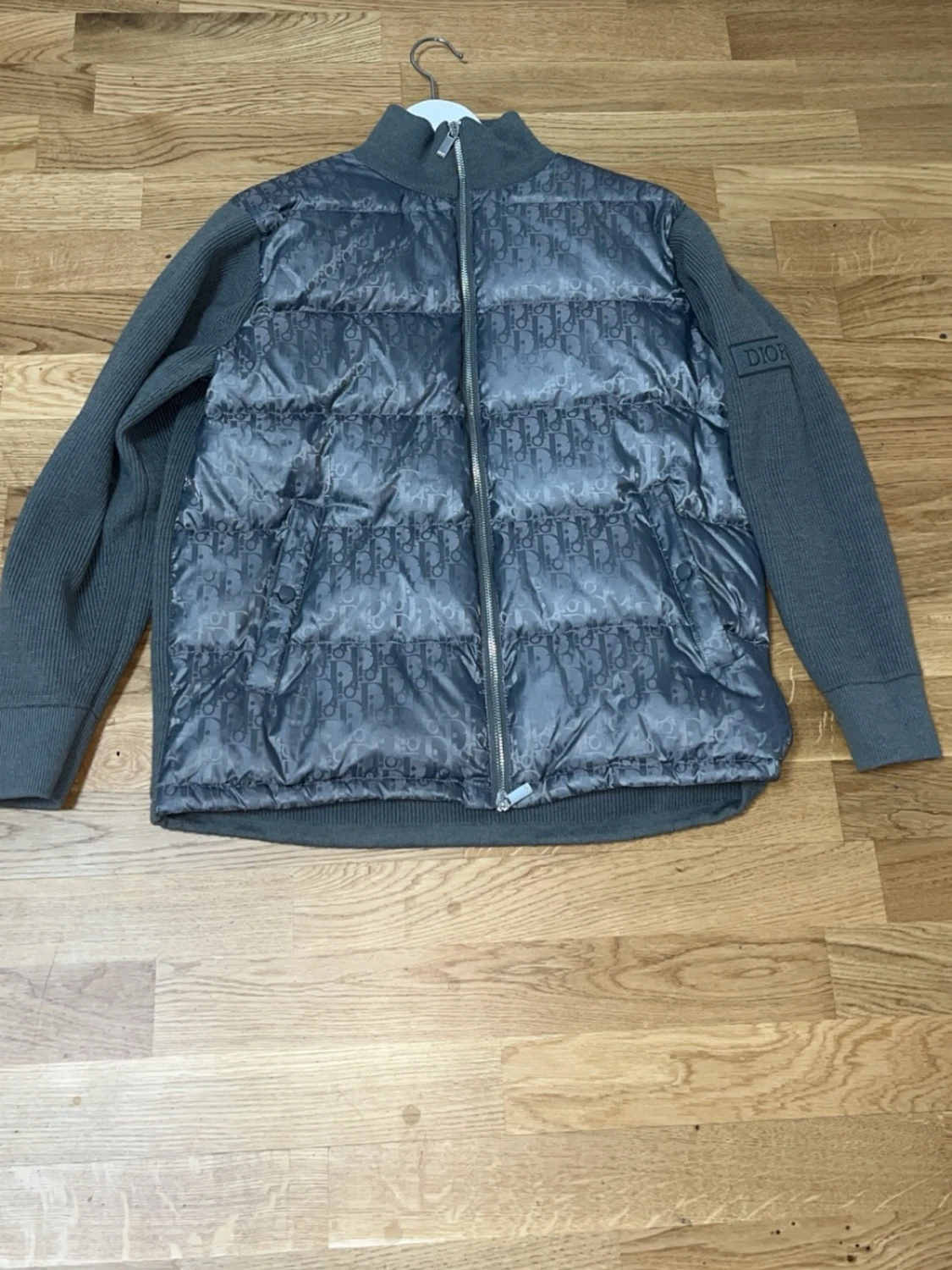 grå cardigan med  Dior med monogram