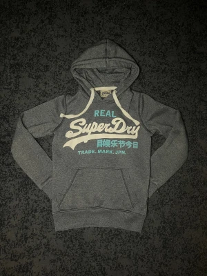 Superdry hoodie - Superdry Hoodie - Pris: 499 - Storlek: S -  Skicka ett meddelande vid fråga eller fundering. - Först till kvarn!