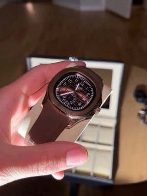 Ekstrand Aquanaut roseguld/brun - Snygg klocka med brunt gummiband och matchande i roseguld. 