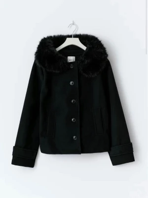 Svart kappa med päls från Gina -  svart kappa med mjuk päls. Kappan. Lite katt hår på jackan då jag har två katter men jag försöker ta bort så mycket som jag kan innna jag postar jackan💗☺️