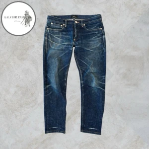 A.P.C. selvedge jeans - A.P.C. selvedge jeans med riktigt snygg karaktär och naturlig patina som ger ett inarbetat uttryck. Storlek W29 och modell Petit New Standard. Skicket 10/10 inga hål,  fläckar eller andra defekter. Väl omhändertagna och redo för många fler år. Hör av er för mått!                                                                         ~ Liknande säljs för 1000-2000kr | mitt pris 1199kr