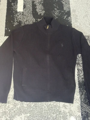 Polo Ralph Lauren zip - Jättefin zip från Ralph Lauren! Perfekt för alla dagar! Skriv för eventuella frågor!