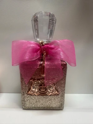 Juicy Couture guldglittrig parfym - Juicy Couture parfym 100ml. Det är bara litet taget ur den, så den är helt full typ.