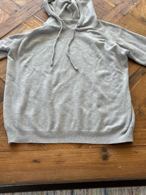 Ljusgrå hoodie med dragsko - Hej säljer min merino hoodie pga de. Har blivit för liten 